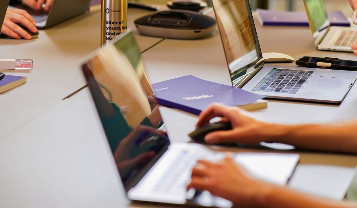 Integrado ao WhatsApp, o agente realiza o primeiro contato com leads gerados no site da Sami, coletando dados e gerando cotações em tempo real. Foto: divulgação