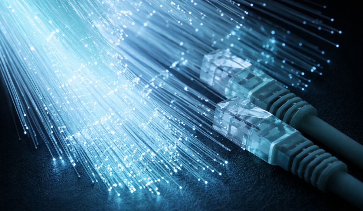 Sensores de fibra óptica permitem monitorar dados ao longo de poços de petróleo. Foto: IA
