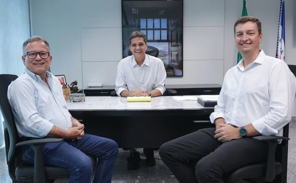 Ricardo Ferraço (no meio) anuncia Carlos Tesch (esq.)como novo secretário da Agricultura e como subsecretário Miguel Tesch (dir.). Foto: Instagram/@ricardoferraco