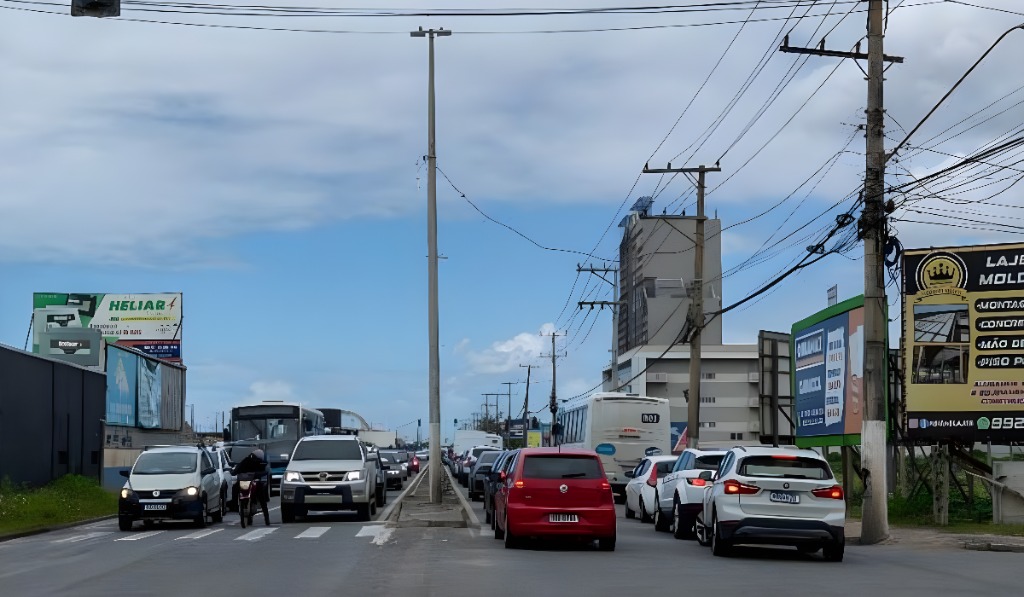 Durante os trabalhos, há bloqueio móvel de uma faixa por vez, conforme o avanço das equipes ao longo do trecho. Foto: Assessoria de Comunicação de Vila Velha