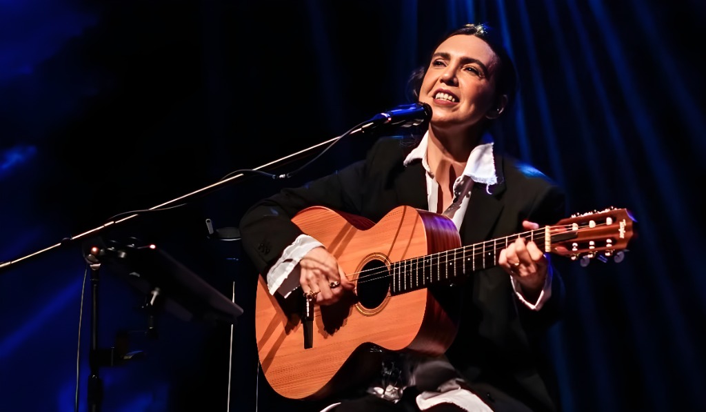 Os ingressos gratuitos para bate-papo musical com a cantora e compositora Adriana Calcanhotto começam a ser disponibilizados nesta sexta-feira (13), a partir das 16 horas. Foto: @adrianacalcanhotto