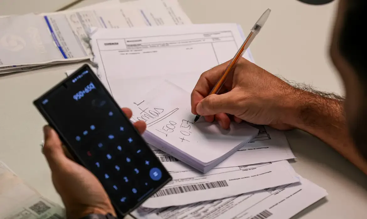 Contas públicas apresentam déficit primário de R$ 16,4 bilhões em fevereiro de 2025.