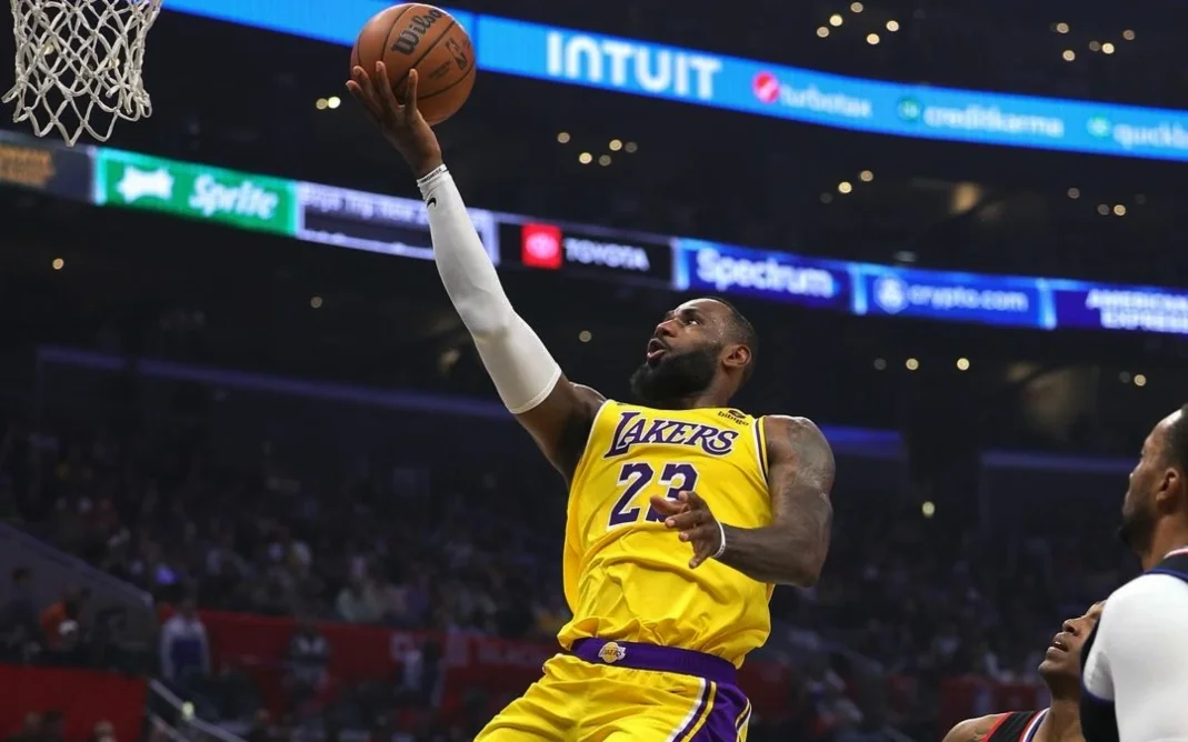 Luka Doncic e LeBron James se destacam na vitória dos Lakers sobre os Kings na NBA.