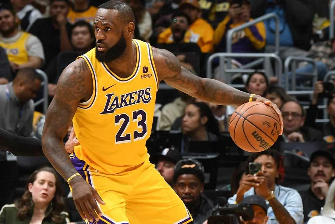 Lakers superam Pelicans em jogo emocionante na NBA com destaque para Luka Doncic.