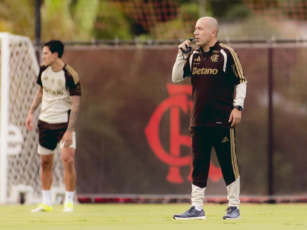 Leonardo Jardim apresenta suas ideias no Flamengo sem mudar o estilo da equipe.
