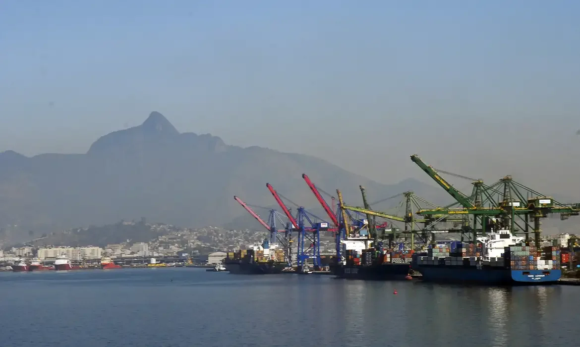 Balança comercial do Brasil tem superávit em fevereiro de 2024 com exportações em alta.