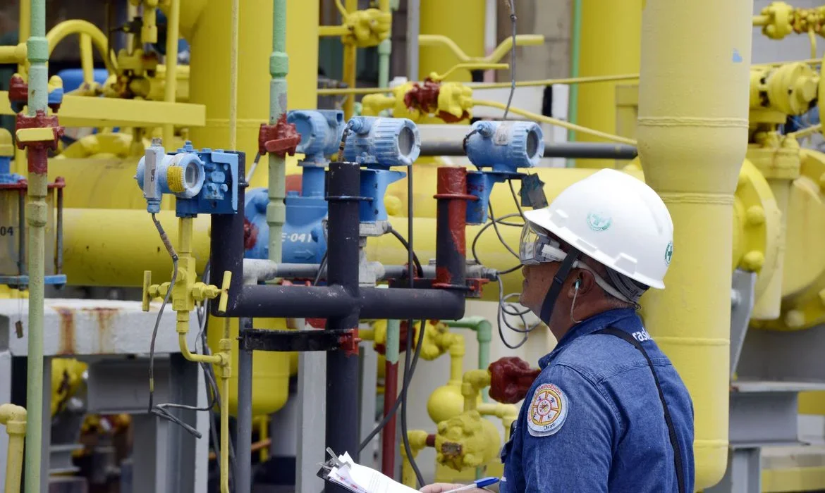 Produção industrial brasileira avança 1,8% em janeiro de 2026 após queda anterior.