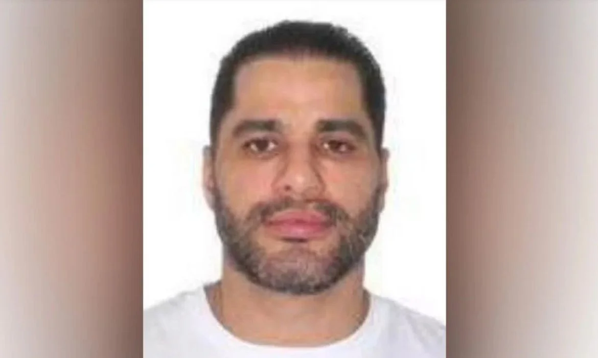 Luiz Phillipi Mourão, conhecido como Sicário, morre após tentativa de suicídio na prisão.