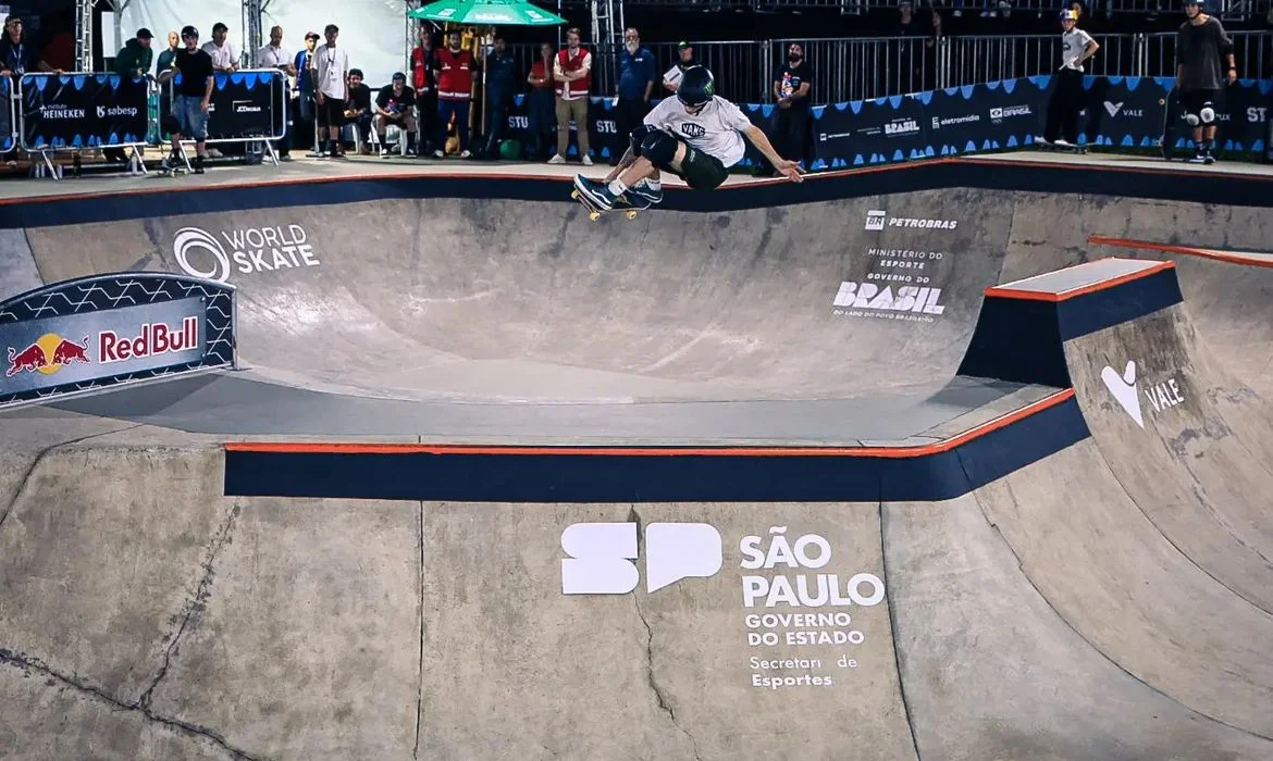Kalani Konig celebra medalha de prata no Campeonato Mundial de Skate Park em São Paulo.