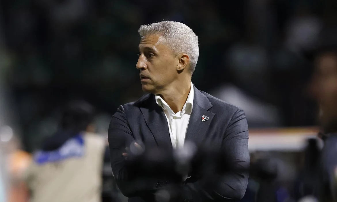 Técnico Hernán Crespo é demitido do São Paulo após 46 jogos no comando.