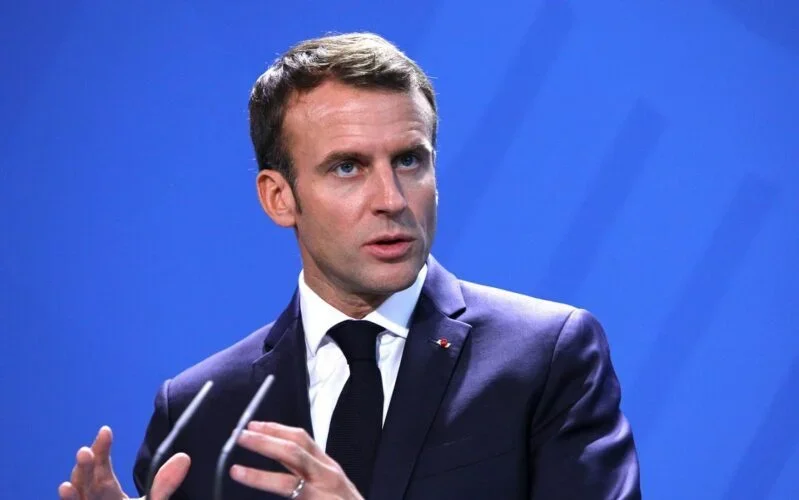 Emmanuel Macron discute escolta de embarcações no Estreito de Ormuz para garantir energia.