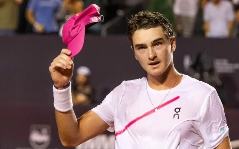 João Fonseca perde para Jannik Sinner nas oitavas do Masters 1000 de Indian Wells.