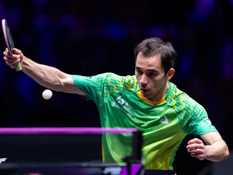 Hugo Calderano vence Tomislav Pucar em partida emocionante no WTT Champions de Chongqing.