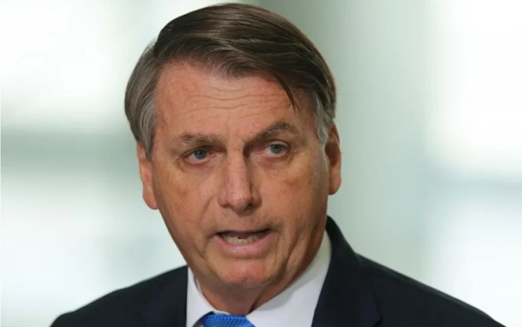 Ex-presidente Jair Bolsonaro internado na UTI com broncopneumonia bilateral.
