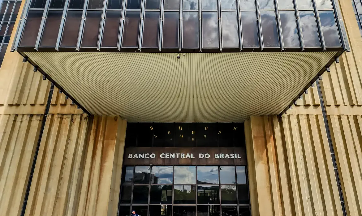 Expectativa de redução da taxa Selic pelo Copom do Banco Central esta semana.