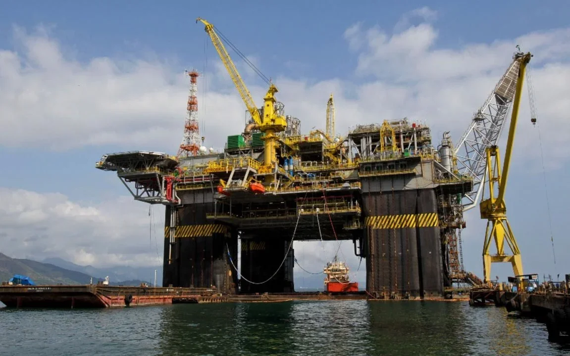 Petróleo Brent e WTI em queda devido a conflitos no Oriente Médio e pressão dos EUA.