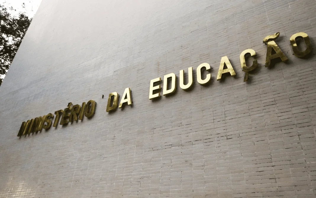Ministério da Educação impõe penalidades a cursos de medicina com baixo desempenho no Enamed.