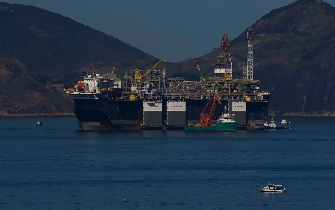 Alta de 3% no preço do petróleo reflete tensão no Estreito de Ormuz.