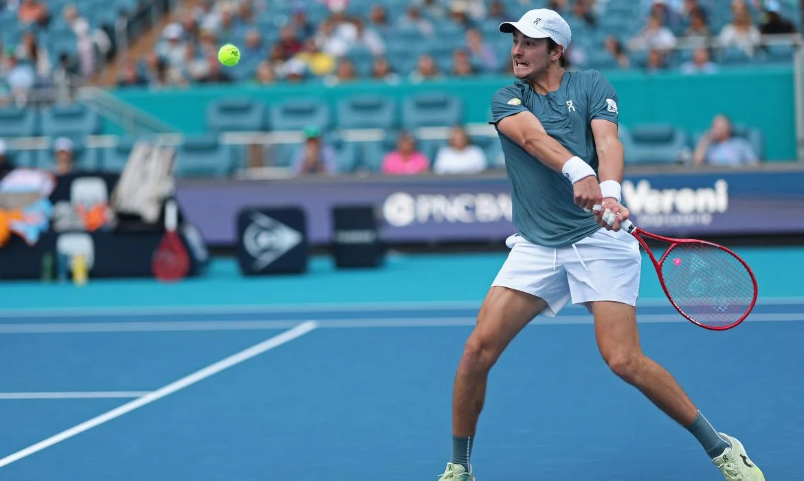 João Fonseca enfrenta Carlos Alcaraz em partida do Masters 1000 de Miami.