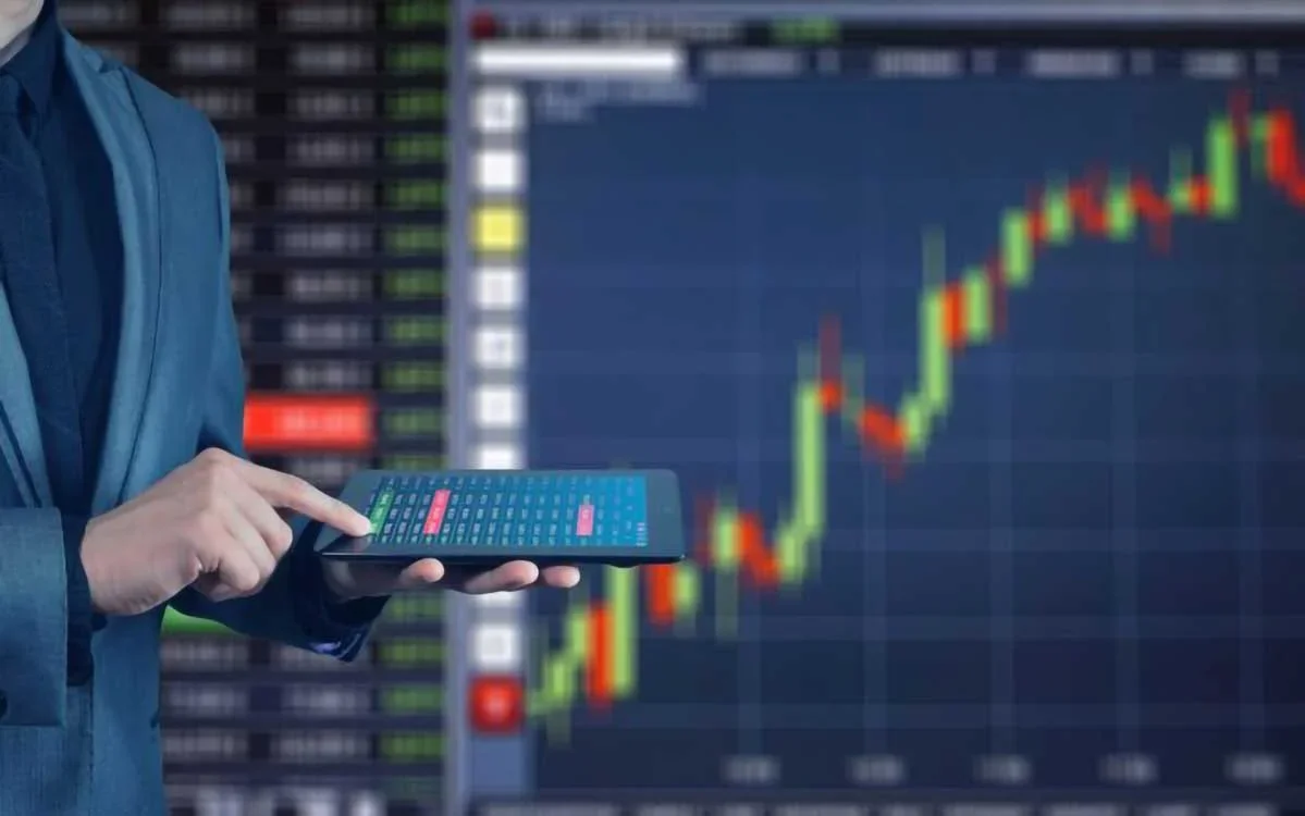 Ibovespa registra alta de 2% influenciado por cenário externo e expectativas econômicas.
