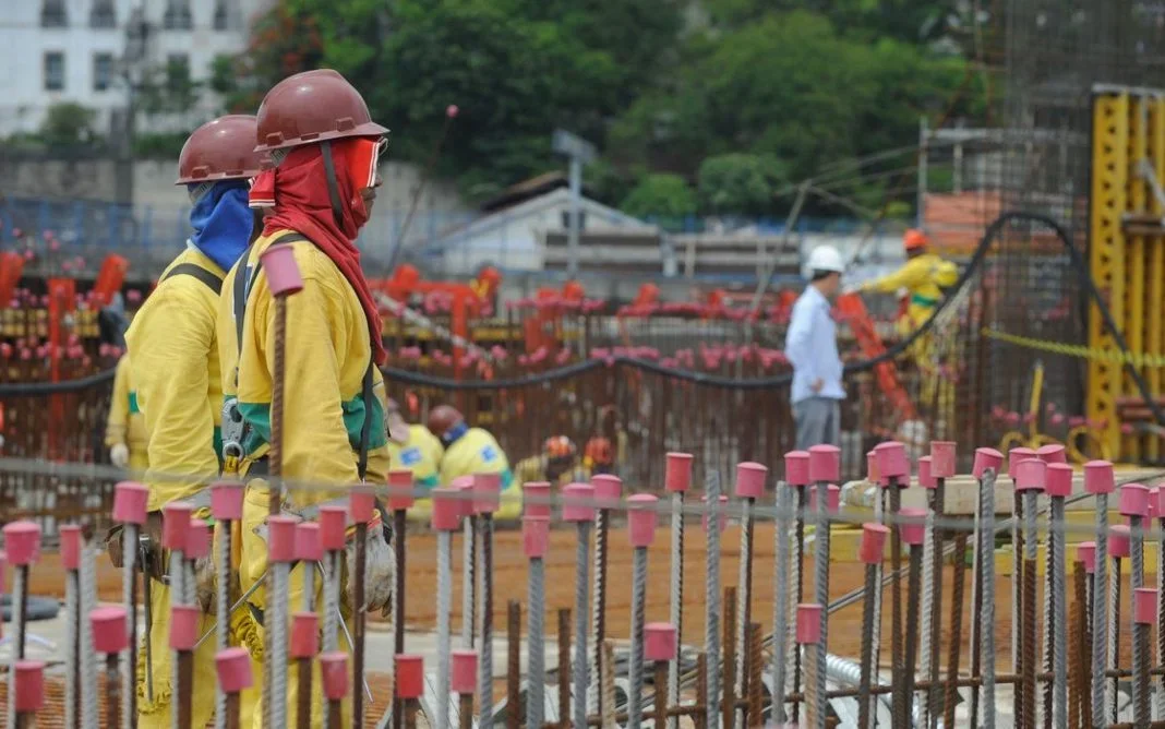 Indústria da construção projeta redução de empregos e novos empreendimentos nos próximos meses.
