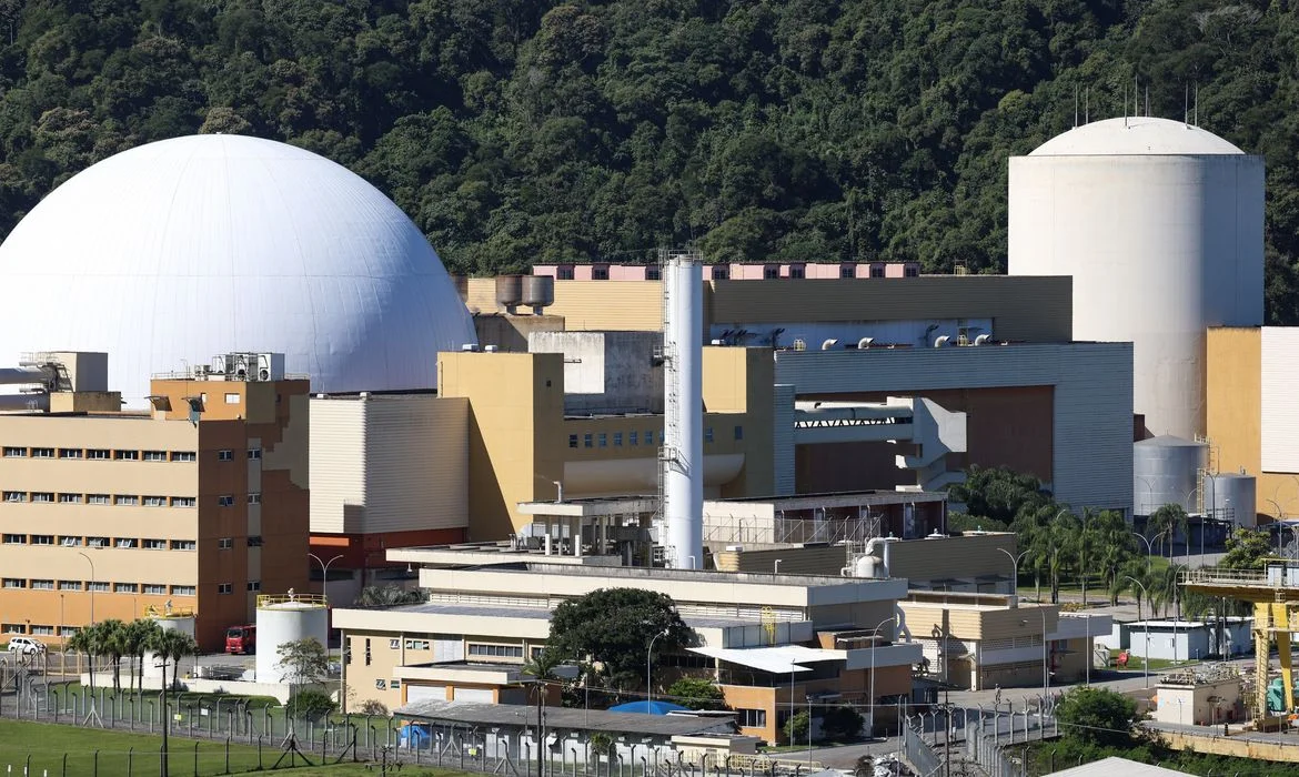 Especialistas discutem a importância da energia nuclear para a autonomia energética do Brasil.