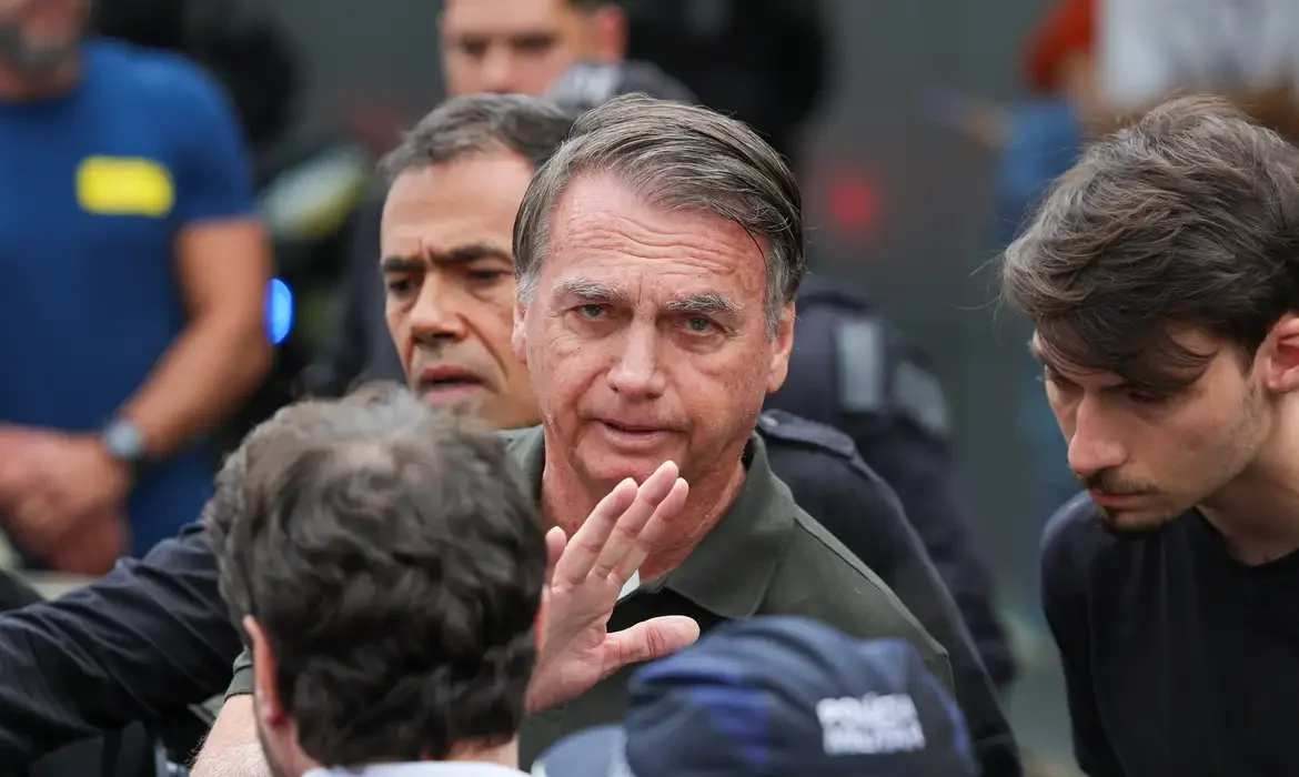 Ex-presidente Jair Bolsonaro recebe prisão domiciliar após agravamento de saúde.