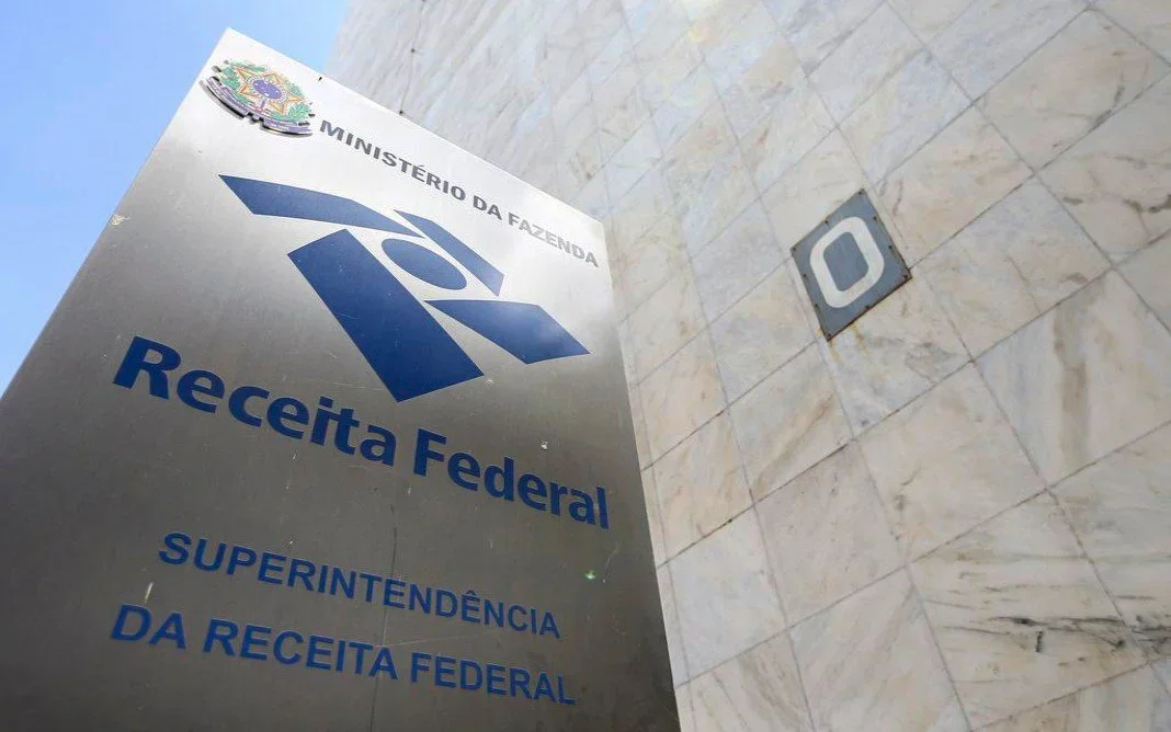 Arrecadação federal em fevereiro alcança R$ 222,1 bilhões, maior valor desde 1995.