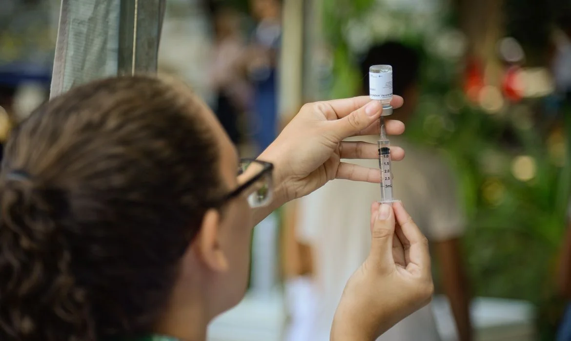 Campanha de vacinação contra a gripe inicia com distribuição de 15,7 milhões de doses.