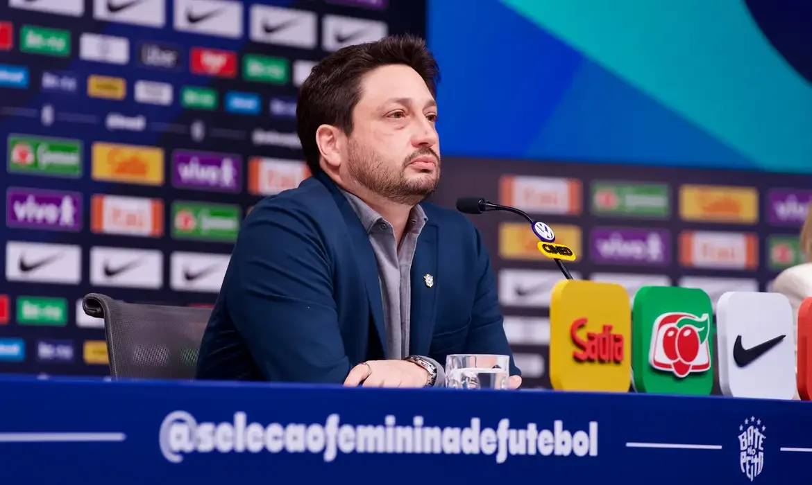 Técnico Arthur Elias anuncia convocação da seleção feminina para a Fifa Series 2026.