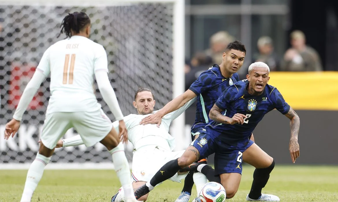 Seleção brasileira é derrotada pela França em amistoso nos Estados Unidos.