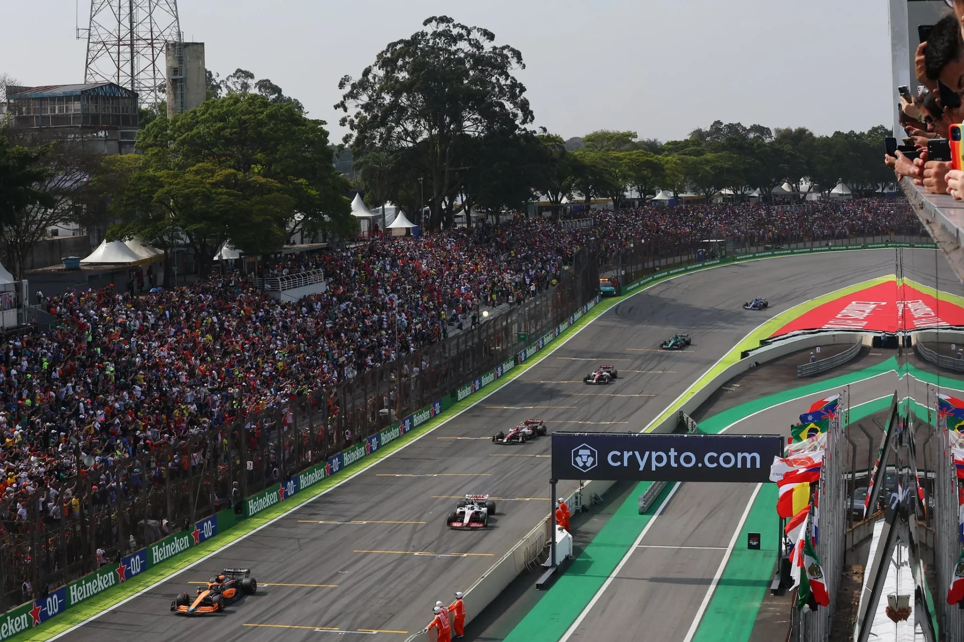 FIA decide suspender toque de recolher para equipes no GP da Austrália devido a crise logística.