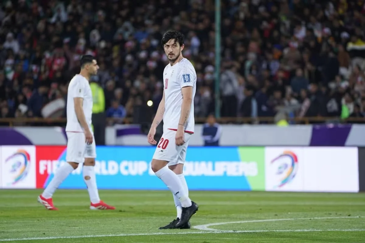 Atacante Sardar Azmoun fora da convocação do Irã após foto com autoridades de Dubai. Foto: Reprodução/Instagram