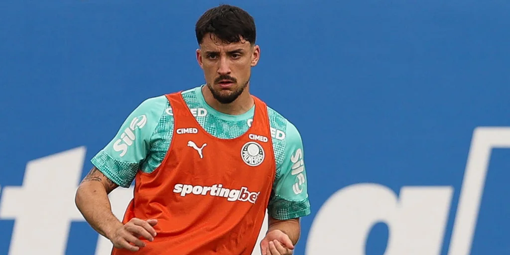 Lateral do Palmeiras, Piquerez, se prepara para cirurgia no tornozelo direito após lesão.