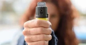Spray de pimenta poderá ser vendido a maiores de 18 anos e a jovens de 16 a 18 com autorização; comercialização depende de aprovação da Anvisa. Imagem: Freepik