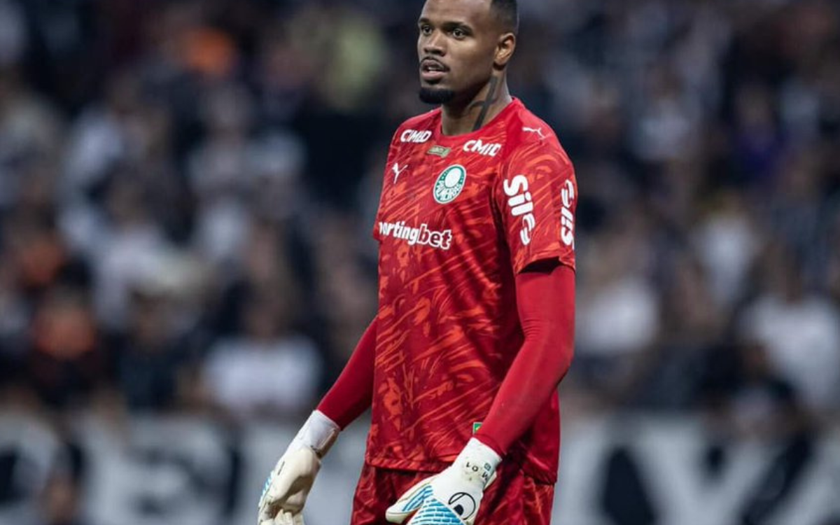 Goleiro Carlos Miguel sofre injúria racista em clássico entre Palmeiras e Corinthians.