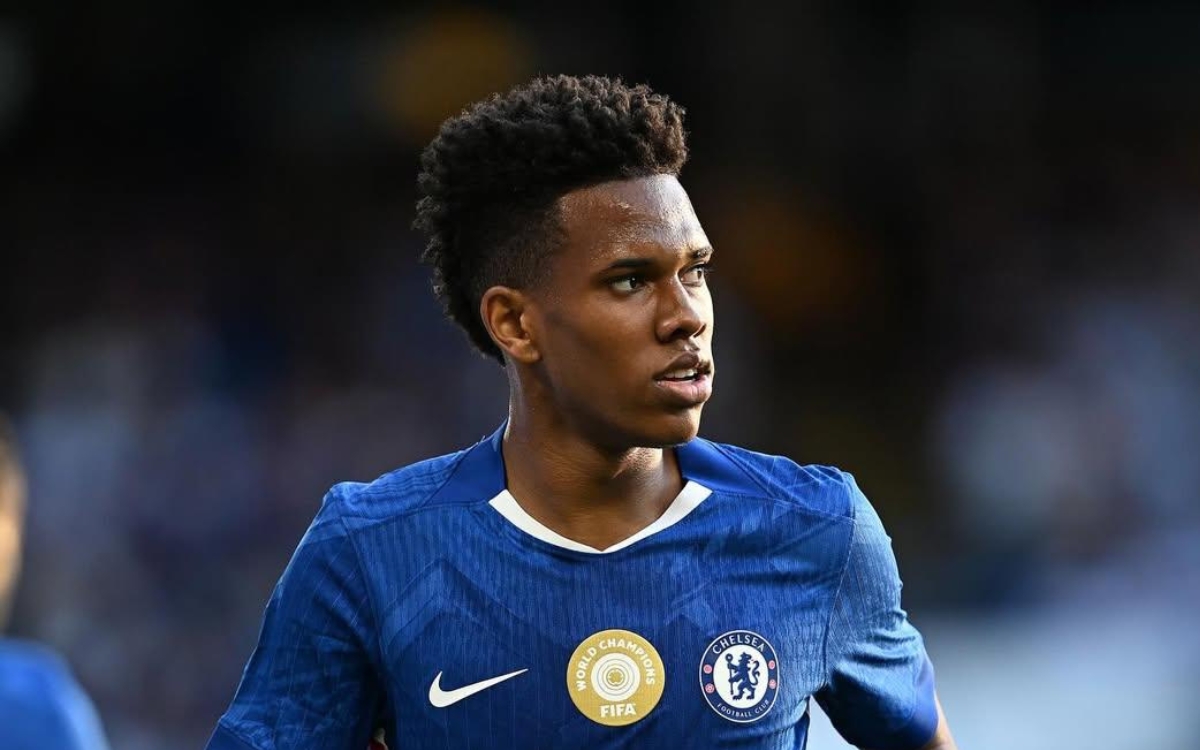Atacante Estêvão do Chelsea sofre lesão de grau 4 na coxa direita.