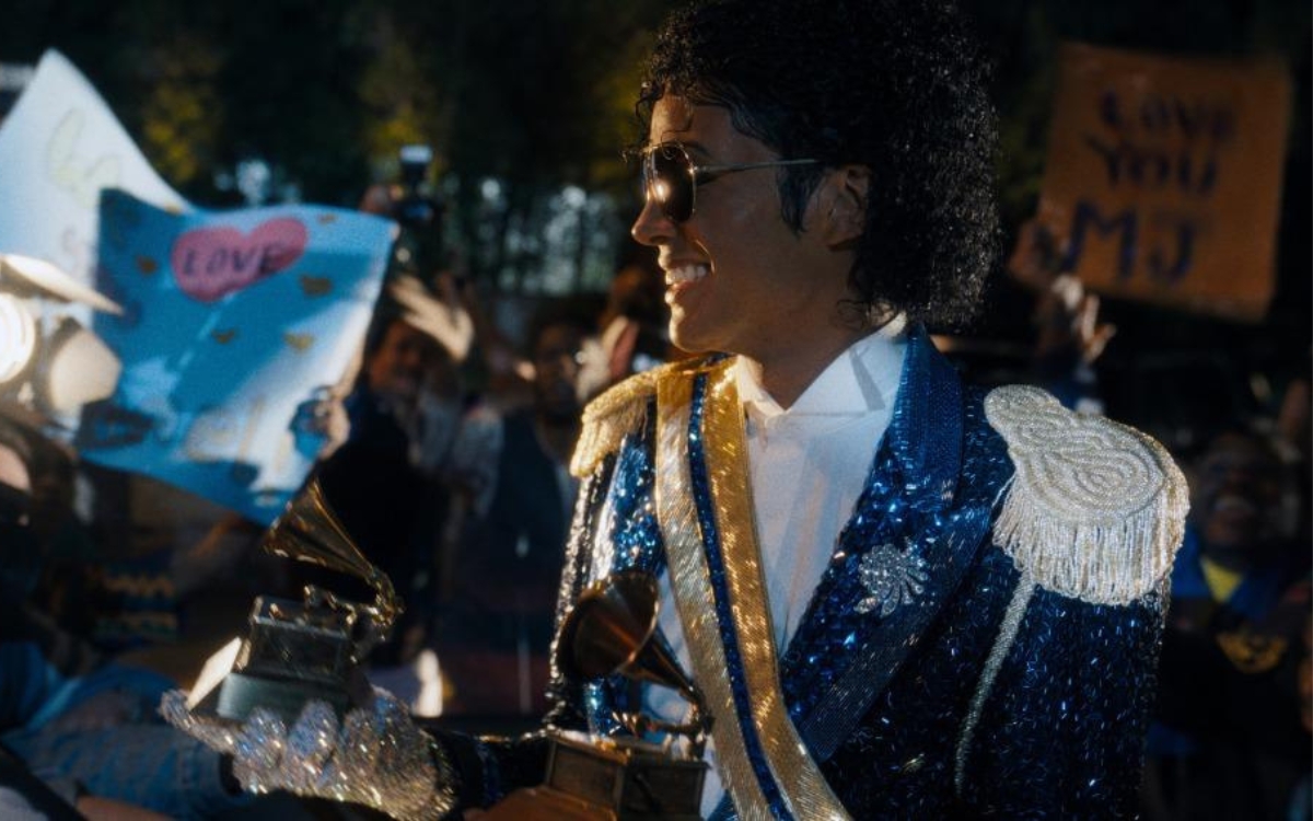 Filme sobre Michael Jackson é criticado por narrativa superficial e omissões.