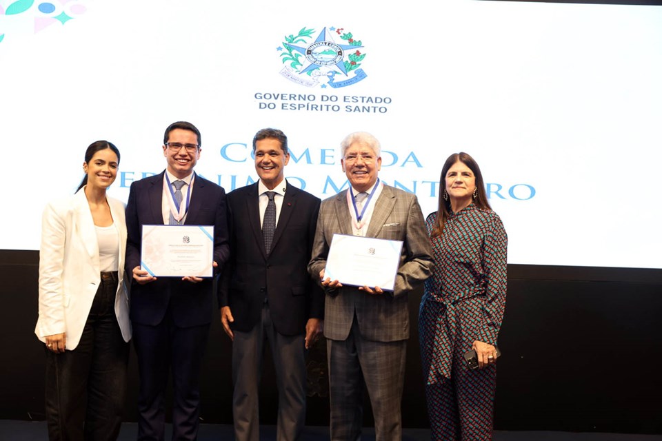 O governador do Estado e as lideranças religiosas, os pastores Hernandes Dias Lopes e Raphael Abdalla, durante a entrega da maior honraria do Espírito Santo no Palácio Anchieta. Foto: Divulgação
