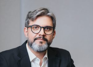 WhatsApp na demissão: veja riscos e cuidados Caio Kuster é especialista em direito empresarial e diretor jurídico da ABRH-ES. Foto: Divulgação.