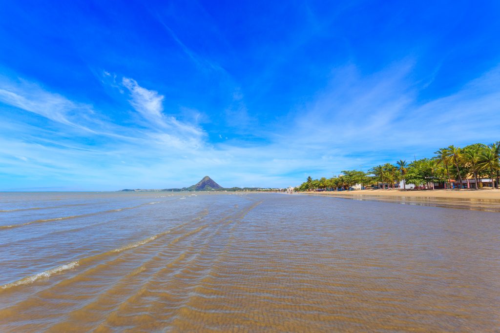 Praia do Corujão: agito e contato com a natureza no litoral de Piúma