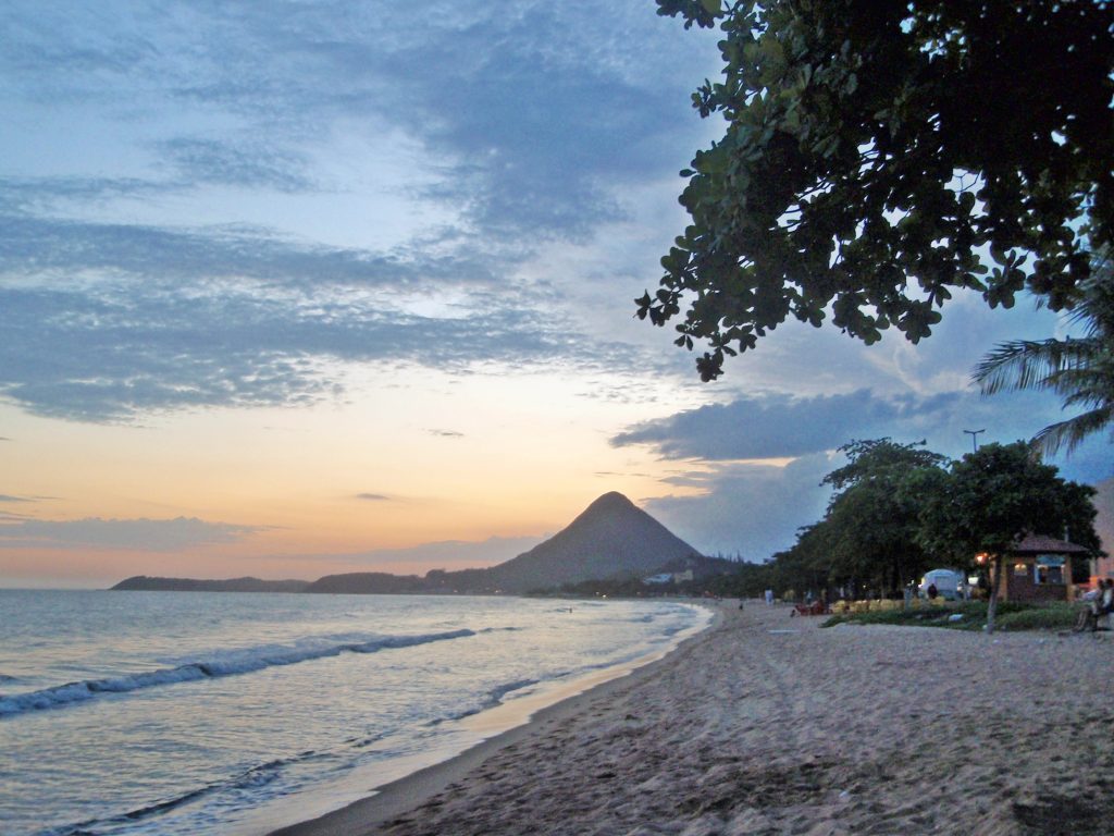 Praia do Corujão: agito e contato com a natureza no litoral de Piúma