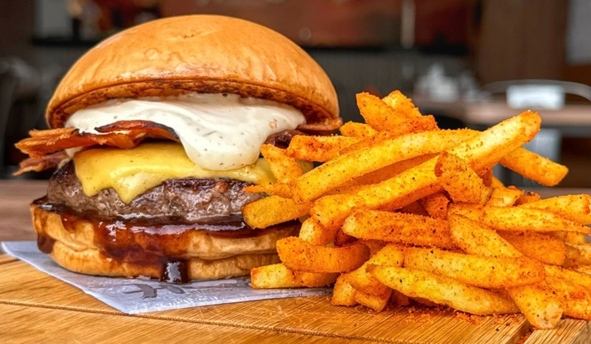 Que tal um hambúrguer com batata e ainda ganhar outro? Vai ter essa opção no Vitória em Dobro na Grande Vitória e Guarapari. Foto: Instagram/ @vitoriaemdobro_