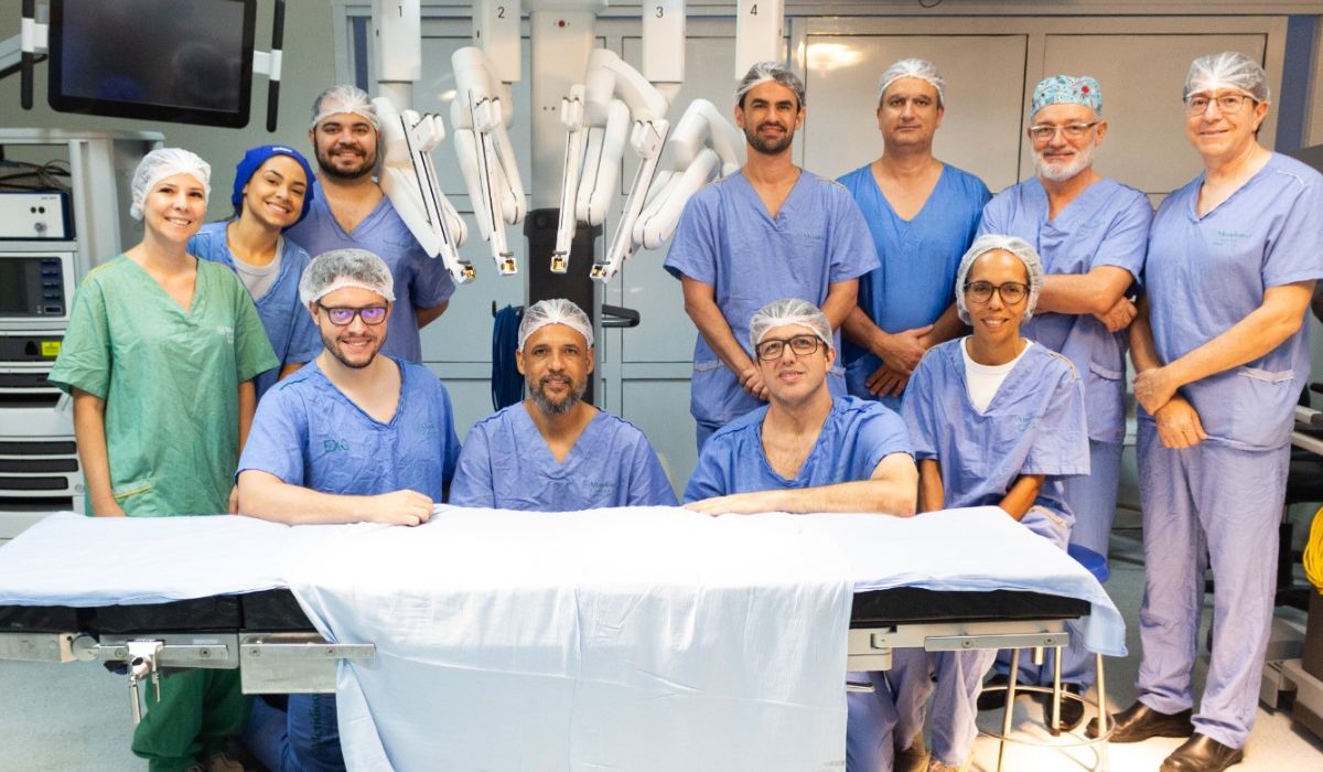 Com o uso da plataforma robótica Da Vinci Xi, o método permite maior precisão nos movimentos e melhor visualização das estruturas do coração, por meio de pequenas incisões. A proposta é reduzir o impacto cirúrgico e acelerar a recuperação dos pacientes. Foto: Hospital Meridional
