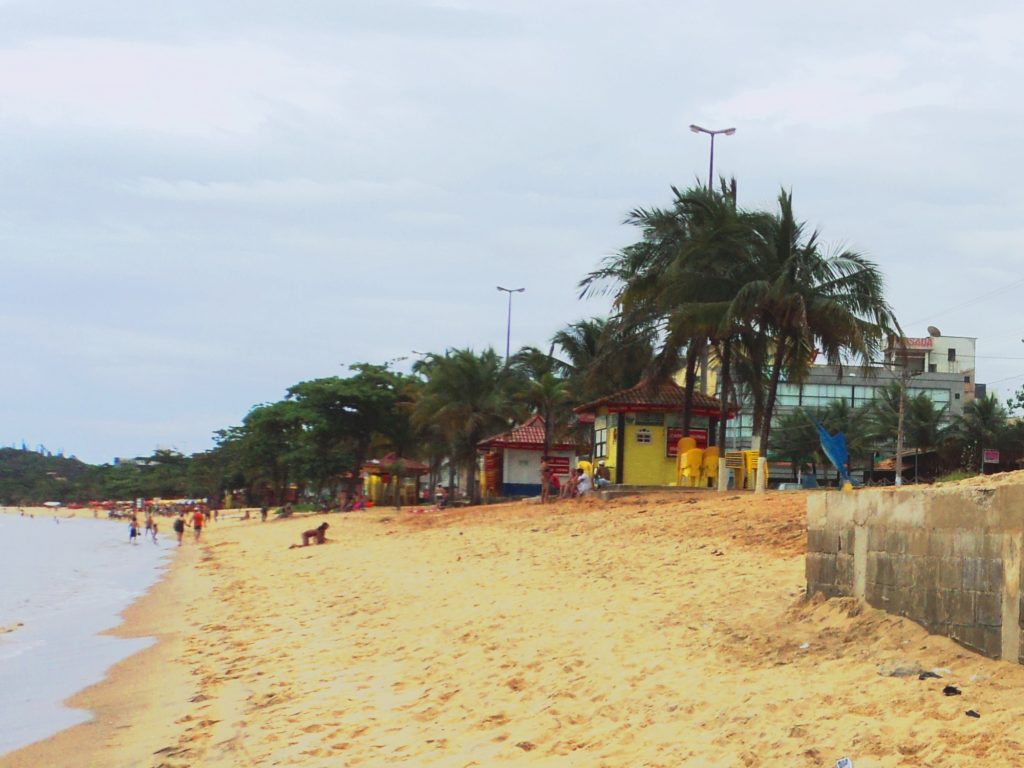 Praia do Corujão: agito e contato com a natureza no litoral de Piúma