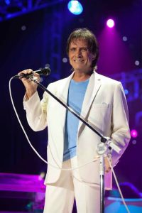 Roberto Carlos comemora aniversário com show no ES Nascido em Cachoeiro de Itapemirim, em 1941, o artista iniciou sua trajetória ainda na infância, em rádios locais. Foto: divulgação