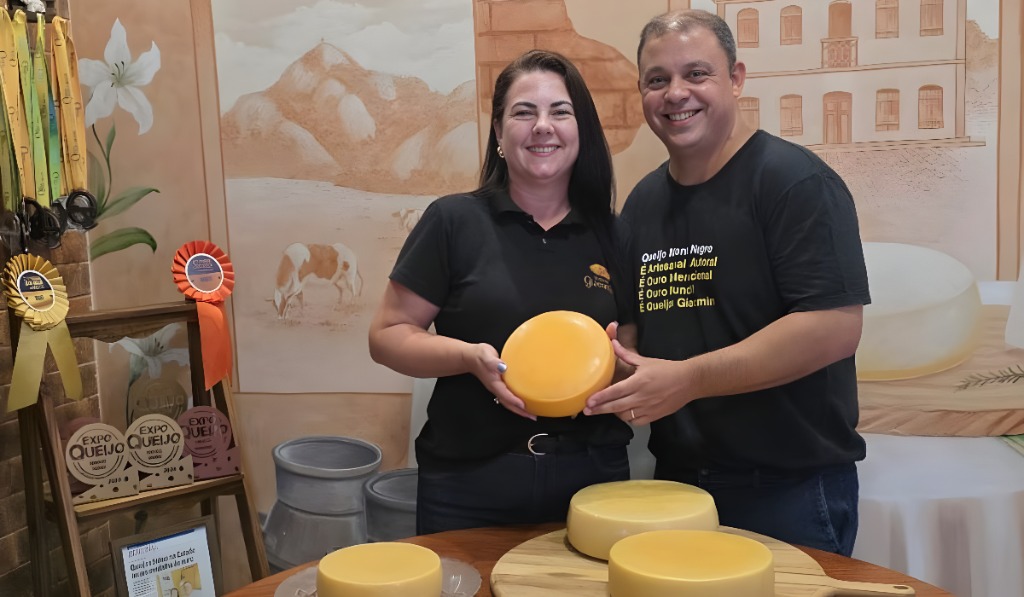 Gabriela Giacomin Borlini e Pedro Henrique Borlini celebram as premiações da Queijos Giacomin no 4º Mundial do Queijo do Brasil, Foto: Arquivo Pessoal