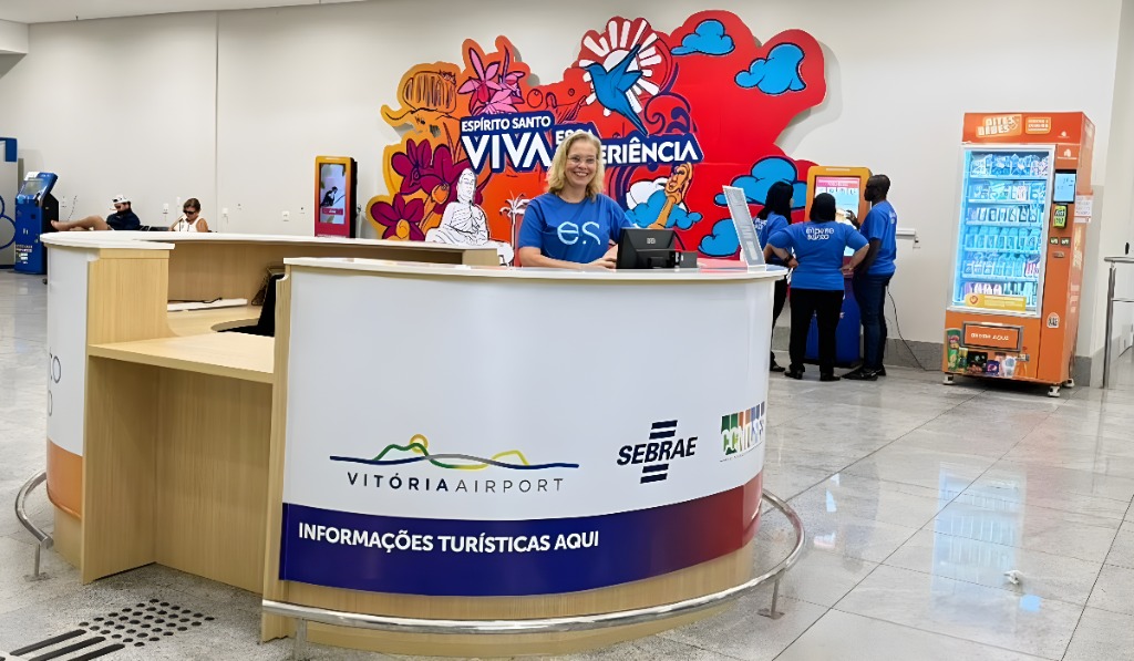 Novo espaço no aeroporto reúne atendimento e tecnologia, com plataforma da VIBES para orientar visitantes sobre destinos e experiências no ES. Foto: Sebrae ES
