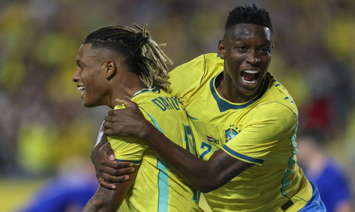 Seleção brasileira celebra vitória sobre a Croácia em amistoso nos Estados Unidos.