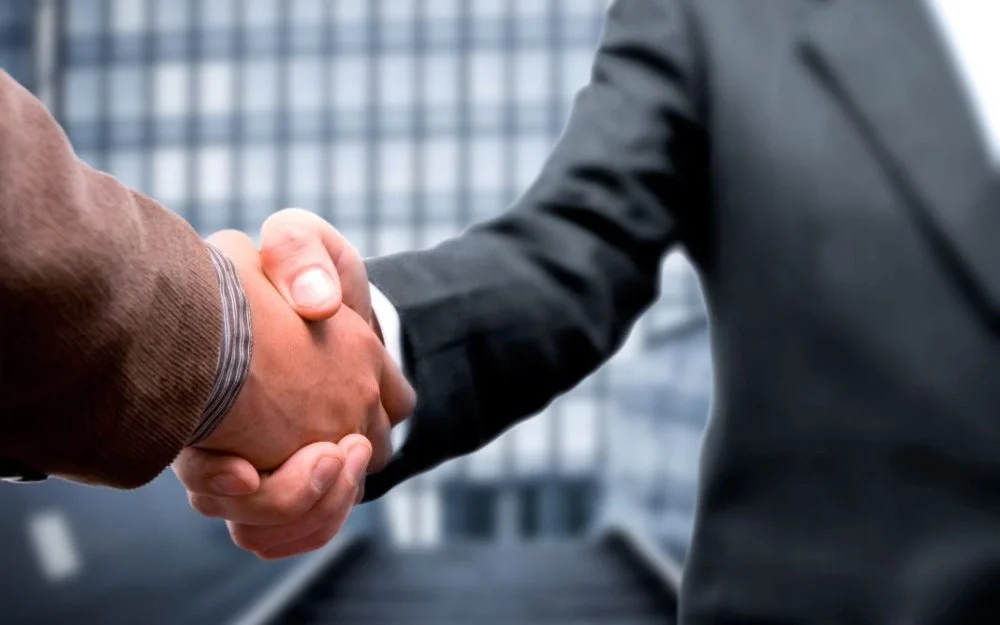 Queda da confiança empresarial no Brasil em março de 2023 devido a conflitos e inflação.